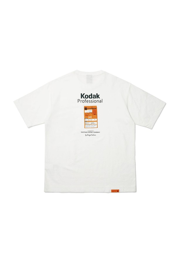 메일러 그래픽 소로나 반팔 티셔츠 WHITE는 부드러운 촉감과 얇은 두께로 편안한 착용감을 선사하는 반팔 티셔츠입니다. 봄, 여름 시즌에 활용하기 좋으며, 일상 및 동네 마실룩, 여행룩에 적합합니다. 라운드넥에 세미오버핏으로 제작되었으며, 베이직하고 캐주얼한 스타일을 연출합니다. 등판 그래픽 디자인과 로고 패턴이 돋보이며, 흡습, 속건, 냉감 기능성을 갖춘 소로나, 면, 폴리에스테르 혼방 소재로 제작되었습니다. 유니섹스 디자인으로 누구나 편안하게 입을 수 있으며, 생분해성 소재를 사용하여 환경까지 생각했습니다.
