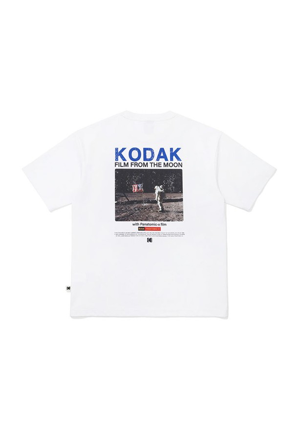 아폴로11 그래픽 소로나 반팔 티셔츠 WHITE는 가볍고 시원한 착용감을 제공하는 반팔 티셔츠입니다. 부드러운 촉감의 면과 폴리에스터 혼방 소재로 제작되었으며, 흡습, 속건, 통기성이 우수하여 쾌적하게 착용할 수 있습니다. 얇은 두께감으로 봄, 여름철 데일리룩으로 활용하기 좋으며, 세미오버핏의 라운드넥 디자인으로 편안한 착용감을 선사합니다. 아폴로11 아카이브 이미지를 활용한 그래픽 프린트가 캐주얼한 스타일을 더하며, 소로나 소재를 사용하여 세탁 후에도 형태 안정성이 뛰어납니다. 동네 마실룩, 산책룩 등 가벼운 활동에 미니멀하게 연출하기 좋습니다.
