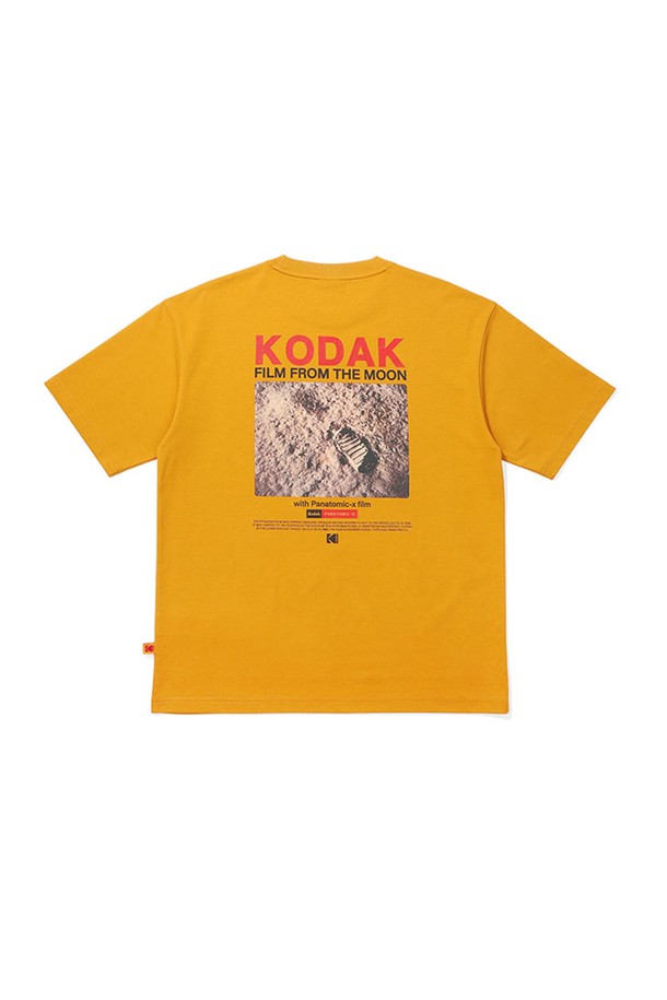 아폴로11 그래픽 옐로우 소로나 반팔 티셔츠는 시원한 옐로우 컬러 바탕에 그래픽과 로고 디자인이 돋보이는 캐주얼 티셔츠입니다. 면과 폴리에스테르 혼방 소재로 제작되어 부드러운 촉감과 흡습, 속건 기능을 갖춰 쾌적한 착용감을 제공합니다. 세미 오버핏에 라운드넥 디자인으로 편안하게 착용 가능하며, 여름철 일상복은 물론 동네 마실룩, 산책룩으로 활용하기 좋습니다. 소로나 원사 적용으로 신축성이 좋고, 비침 없이 형태 안정성이 우수하며 청량함을 유지해줍니다. 미니멀한 스타일을 선호하는 분들께 추천합니다.
