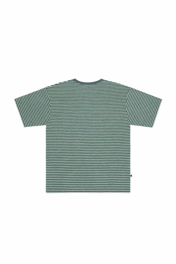 레인보우 스트라이프 반팔 티셔츠 GREEN는 산뜻한 그린 컬러 바탕에 레인보우 스트라이프 패턴이 돋보이는 티셔츠입니다. 부드러운 면 소재로 제작되어 편안한 착용감을 선사하며, 얇은 두께감으로 봄, 여름 시즌에 시원하게 입을 수 있습니다. 세미 오버핏 실루엣과 라운드넥 디자인으로 캐주얼한 스타일을 연출하며, 신축성이 좋아 활동성 또한 보장합니다. 동네 마실, 여행, 봄 소풍 등 다양한 TPO에 활용하기 좋고, 캐주얼, 미니멀, 스트리트 스타일을 즐겨 입는 분들께 추천합니다.
