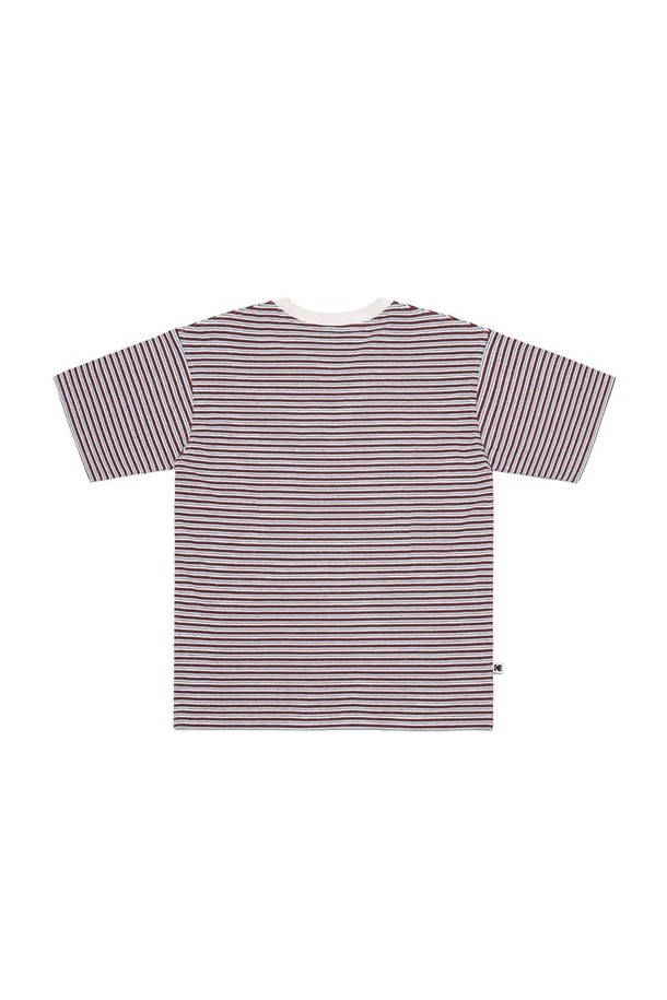 레인보우 스트라이프 반팔 티셔츠 RED는 캐주얼, 미니멀, 스트리트 스타일을 즐기는 분들을 위한 제품입니다. 얇은 두께감의 면 소재로 제작되어 부드러운 촉감을 선사하며, 봄, 여름 시즌에 시원하게 착용하기 좋습니다. 레인보우 스트라이프 패턴과 세미 오버핏 실루엣이 특징이며, 라운드넥 디자인으로 편안함을 더했습니다. 신축성이 뛰어나 활동성이 좋고, 비침 걱정 없이 데일리룩, 여행룩으로 활용할 수 있습니다. 공용으로 착용 가능하며, 레드, 그린, 옐로우 세 가지 컬러 옵션으로 제공됩니다.
