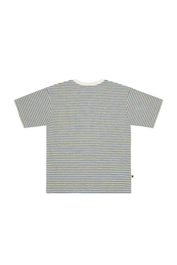 레인보우 스트라이프 반팔 티셔츠 YELLOW는 산뜻한 옐로우 컬러를 바탕으로, 그린과 레드의 레인보우 스트라이프 패턴이 시원한 느낌을 주는 반팔 티셔츠입니다. 면 소재로 제작되어 부드러운 촉감과 편안한 착용감을 선사하며, 얇은 두께감으로 봄, 여름 시즌에 활용하기 좋습니다. 넉넉한 핏의 세미오버핏 실루엣으로 트렌디한 스타일을 연출하며, 신축성이 좋아 활동성까지 보장합니다. 라운드넥 디자인으로 어떤 스타일에도 자연스럽게 어울리며, 일상 및 여행 시 캐주얼하면서도 개성 있는 스타일을 완성할 수 있습니다. 비침 걱정 없이 편안하게 착용하세요.
