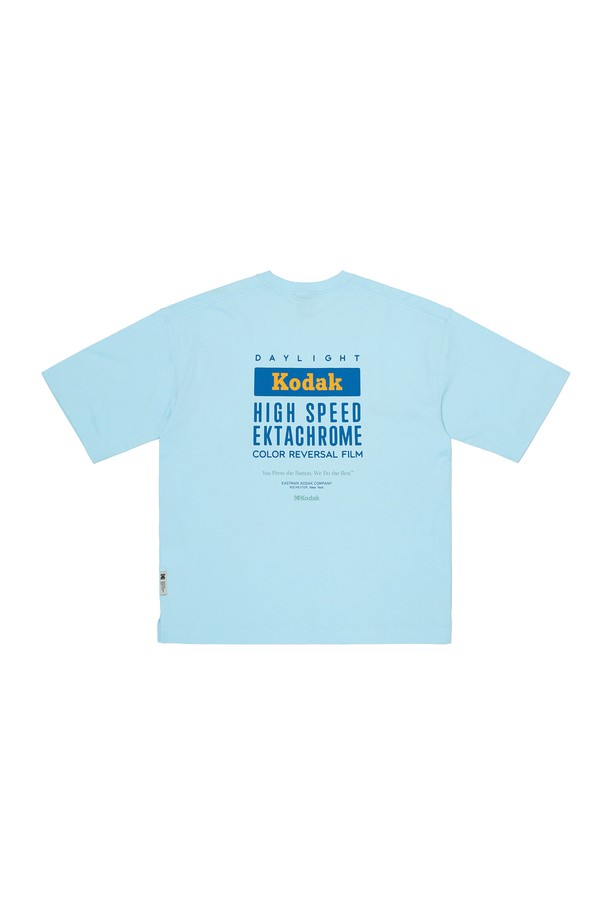 에센셜 빅그래픽 반팔 티셔츠 BLUE는 얇은 두께감의 고중량 헤비 코튼 소재로 제작되어 부드러운 촉감을 선사하는 공용 반팔 티셔츠입니다. 캐주얼하고 베이직한 스타일로, 등판의 그래픽 디자인과 로고 패턴이 돋보입니다. 오버핏으로 편안하게 착용 가능하며, 여름철 일상룩과 여행룩에 모두 잘 어울립니다. 비침 걱정 없이 형태감 있게 착용할 수 있는 라운드넥 반팔 티셔츠입니다.
