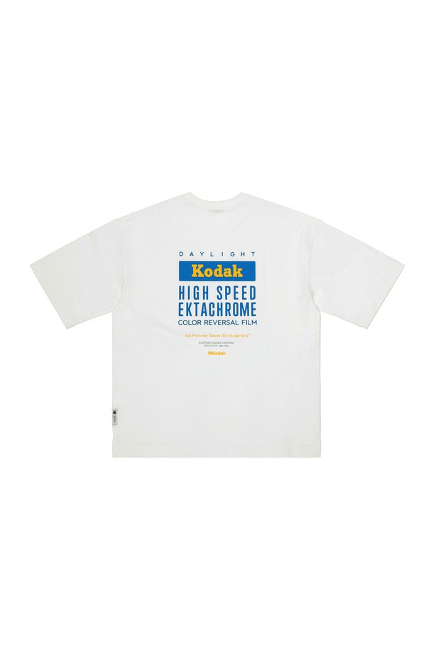 에센셜 빅그래픽 반팔 티셔츠 WHITE는 베이직하고 캐주얼한 스타일의 남녀 공용 티셔츠입니다. 봄, 여름 시즌에 적합하며, 부드러운 면 소재로 제작되어 편안한 착용감을 선사합니다. 라운드넥과 오버핏 디자인으로 트렌디함을 더하고, 뒷면에 빅 그래픽 프린팅으로 포인트를 주었습니다. 비침 없이 형태 유지력이 뛰어나며, 일상에서 폭넓게 활용하기 좋습니다.
