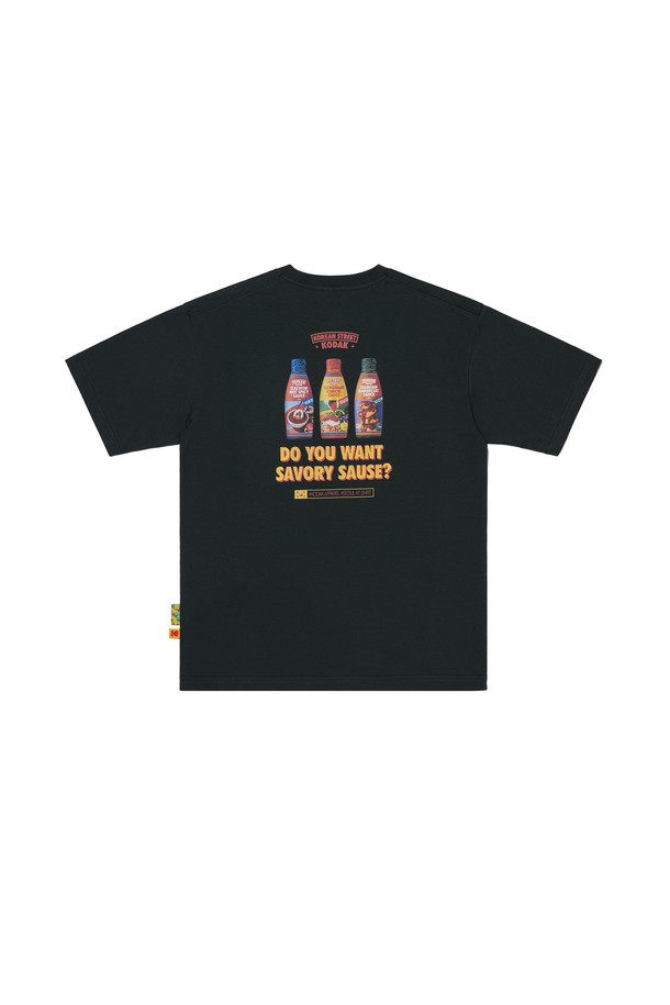 [코리안스트릿] 그래픽 에어로쿨 티셔츠 RED는 일상, 아웃도어, 여행룩에 모두 적합한 공용 반소매 그래픽 티셔츠입니다. 여름철 시원하게 착용할 수 있도록 얇은 두께로 제작되었으며, 흡습 및 속건 기능이 뛰어난 에어로쿨 원단을 사용하여 쾌적한 착용감을 제공합니다. 부드러운 촉감과 세미 오버핏 디자인으로 캐주얼, 스트리트, 스포티 스타일을 연출하기 좋습니다. 미세 채널 구조로 수분 흡수력이 우수하며, 세탁 후에도 형태 안정성이 유지됩니다. 선명한 레드 컬러에 감각적인 그래픽 프린팅이 더해져 개성 있는 스타일을 완성합니다.
