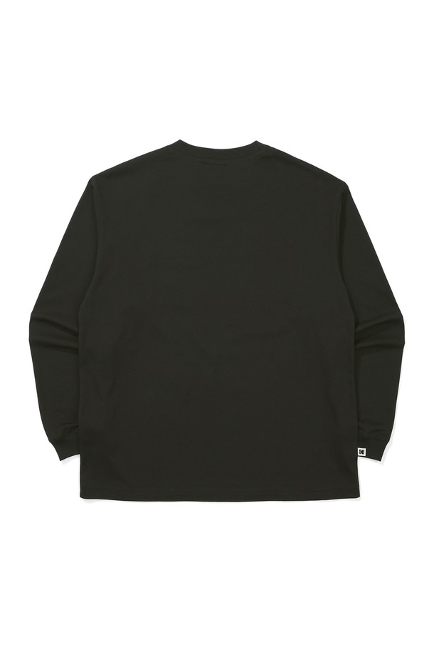 에어로쿨 포켓 긴팔 티셔츠 BLACK는 가볍고 시원한 착용감을 선사하는 남녀 공용 긴팔 티셔츠입니다. 봄, 여름 시즌에 적합하며, 흡습 및 속건 기능의 에어로쿨 원사를 사용하여 쾌적함을 유지합니다. 가슴 포켓 포인트와 클로버 모양의 특수 단면 원사 적용으로 베이직하면서도 캐주얼한 스타일을 연출합니다. 세미오버핏 라운드넥 디자인으로 편안하게 착용 가능하며, 동네 마실룩이나 산책룩에 활용하기 좋습니다. 블랙, 화이트, 화이트멜란지 세 가지 컬러로 출시되었습니다.
