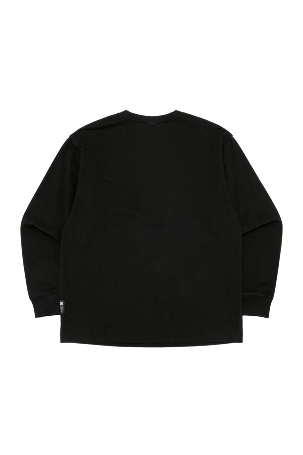 에센셜 스몰 워딩 긴팔 티셔츠 BLACK는 베이직하고 캐주얼한 스타일의 공용 긴팔 티셔츠입니다. 봄, 가을에 적합하며, 부드러운 촉감의 면 소재로 제작되어 편안한 착용감을 선사합니다. 레귤러 기장에 오버핏으로 디자인되었으며, 라운드넥과 긴소매로 편안함을 더했습니다. 블랙 컬러에 로고 및 그래픽 패턴이 포인트로 더해졌으며, 리브 소매단과 헤비코튼 소재로 형태 유지력이 우수합니다. 동네 마실룩, 카페룩 등 다양한 TPO에 활용하기 좋으며, 캐주얼, 미니멀, 클래식 스타일을 즐기는 분들께 추천합니다.
