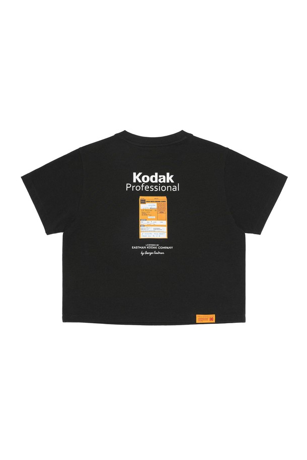 메일러 그래픽 반팔 티셔츠 우먼 BLACK은 미니멀하고 베이직한 스타일의 여성용 반팔 티셔츠입니다. 봄, 여름 시즌에 착용하기 좋으며, 일상과 캐주얼룩에 잘 어울립니다. 세미크롭 기장과 라운드넥 디자인으로, 부드러운 면, 모달, 폴리우레탄 혼방 소재로 제작되어 편안한 착용감을 선사합니다. 'Mailer' 디자인의 포토 그래픽 아카이브와 뒷면 포인트 아트워크가 특징이며, 얇은 두께감과 신축성으로 활동성을 높였습니다. 비침 걱정 없이 데이트룩, 쇼핑룩 등 다양한 TPO에 활용할 수 있습니다.
