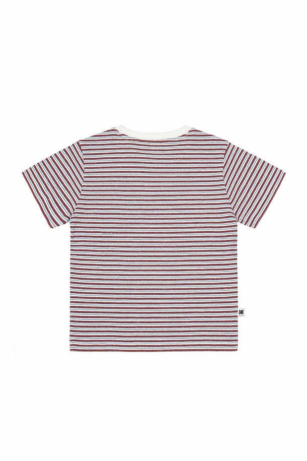 레인보우 스트라이프 반팔 티셔츠 우먼 RED는 경쾌한 레인보우 스트라이프 패턴이 돋보이는 여성 반팔 티셔츠입니다. 부드러운 면 소재로 제작되어 편안한 착용감을 선사하며, 얇은 두께감으로 봄, 여름 시즌에 시원하게 즐길 수 있습니다. 라운드넥 디자인과 레귤러핏, 오버핏으로 캐주얼한 스타일을 연출하며, 동네 마실룩이나 봄 소풍룩에 잘 어울립니다. 레드, 그린, 옐로우 컬러 조합으로 산뜻함을 더하여 미니멀, 스트리트 스타일을 완성해보세요. 신축성이 있어 활동성이 좋고 비침 걱정 없이 데일리하게 즐길 수 있습니다.
