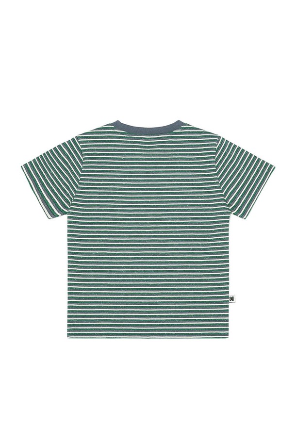 레인보우 스트라이프 반팔 티셔츠 우먼 GREEN은 부드러운 면 소재로 제작되어 편안한 착용감을 선사합니다. 그린, 옐로우, 레드의 무지개 스트라이프 패턴이 캐주얼한 분위기를 연출하며, 봄, 여름 시즌에 어울리는 얇은 두께감으로 시원하게 즐길 수 있습니다. 라운드넥에 레귤러핏, 반소매 기장으로 디자인되었으며, 세미 오버사이즈 핏과 신축성 좋은 소재로 활동성을 높였습니다. 동네 마실룩, 봄 소풍룩, 카페룩 등 다양한 TPO에 매치하여 캐주얼, 미니멀, 클래식 스타일을 연출해보세요.
