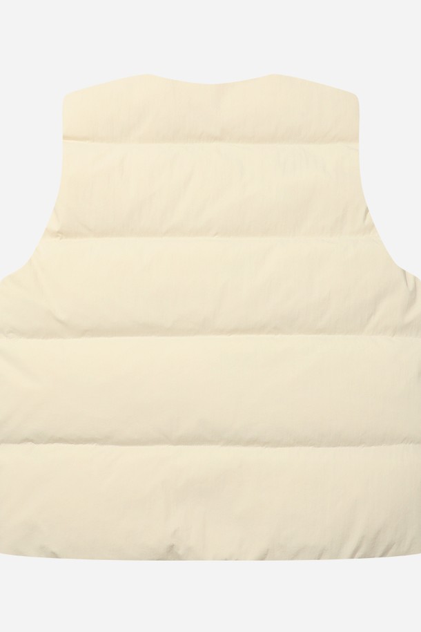 윈터캠퍼 D7 경량 다운베스트(우먼)는 가볍고 따뜻한 겨울용 여성 다운 베스트입니다. 아이보리 컬러의 무지 디자인으로 캐주얼, 캠핑, 일상 등 다양한 TPO(Time, Place, Occasion)에 활용 가능하며, 스포티한 스타일을 연출합니다. 얇은 두께감과 부드러운 촉감의 나일론, 폴리에스테르 혼방 소재로 제작되었으며, 80% 다운, 20% 페더 충전재를 사용하여 보온성을 높였습니다. 집업 스타일의 레귤러핏으로 레이어링이 용이하며, 로고 디테일이 디자인에 포인트를 더합니다. 
