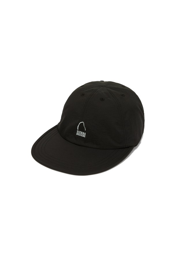 애버딘(ABERDEEN) 선쉐이드캡 BLACK은 하이킹, 아웃도어 활동 및 일상생활에서 활용하기 좋은 모자입니다. 블랙 색상으로, 가볍고 얇은 나일론 소재를 사용하여 시원한 착용감을 제공합니다. 중간 깊이의 모자에 챙 넓이는 중간 정도로, 탈부착 가능한 메쉬 선쉴드와 턱끈이 있어 실용성을 높였습니다. 자외선 차단, 방수, 경량, 통기성, 사이즈 조절 기능이 있으며, 콤팩트한 디자인으로 휴대와 보관이 용이합니다. 여행, 휴가, 등산룩에 잘 어울리는 캐주얼, 고프코어, 스포티 스타일의 선쉐이드캡입니다.
