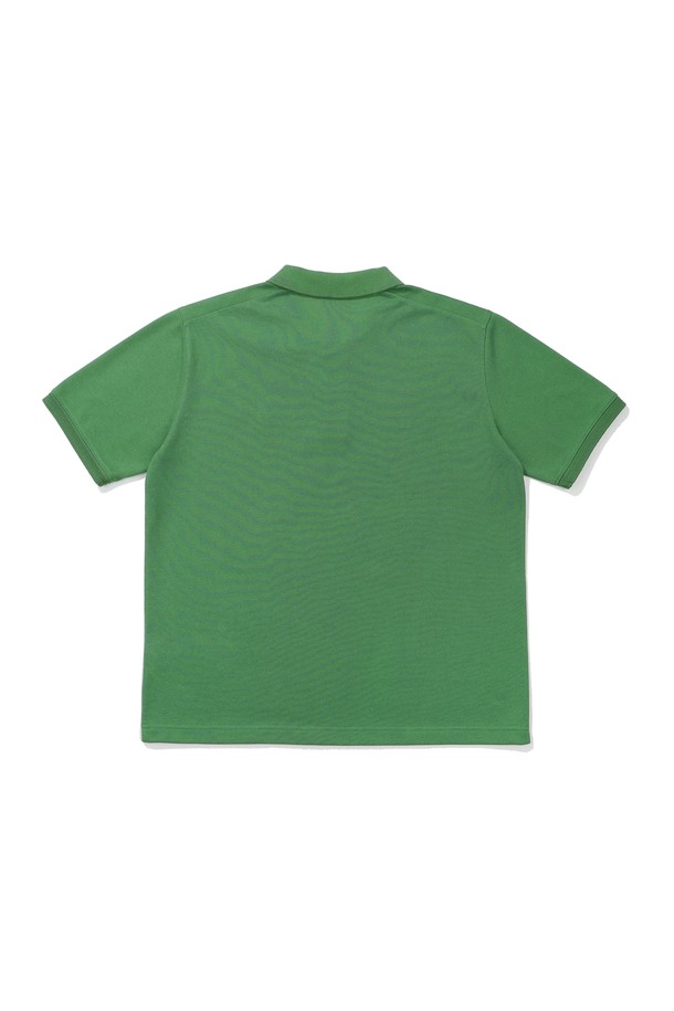 시그니처 폴로 티셔츠 그린은 일상복으로 활용하기 좋은 공용 폴로 티셔츠입니다. 여름철에 적합하며, 클래식하고 베이직한 스타일을 연출합니다. 메쉬 소재로 제작되어 통기성이 우수하며, 레귤러핏과 세미오버핏 두 가지로 출시되었습니다. 시그니처 미니 로고 자수가 포인트로 들어가 있으며, 비침 걱정 없이 편안하게 착용할 수 있습니다. 반소매이며, 폴로넥 디자인으로 깔끔하고 세련된 느낌을 줍니다.
