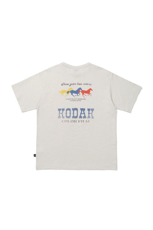 라이트 그레이 컬러의 그래픽 슬럽 반팔 티셔츠입니다. 부드러운 촉감의 면 소재로 제작되어 편안한 착용감을 선사하며, 봄, 여름 시즌에 적합합니다. 등판에는 감각적인 그래픽 디자인이 더해져 캐주얼한 스타일을 연출하며, 세미 오버핏으로 트렌디한 핏을 제공합니다. 신축성이 좋아 활동성이 뛰어나며, 비침은 보통입니다. 동네 마실룩, 산책룩, 캐주얼, 미니멀, 스트리트 스타일을 즐겨 입는 분들께 추천합니다.
