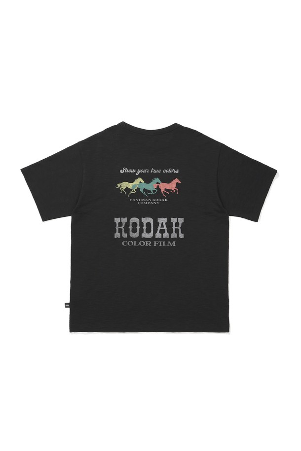 **그래픽 슬럽 반팔 티셔츠 BLACK**

부드러운 촉감과 신축성이 좋은 면 소재로 제작된 그래픽 슬럽 반팔 티셔츠입니다. 캐주얼한 스타일을 연출하기 좋으며, 봄, 여름 시즌에 활용하기 좋습니다. 등판 그래픽 디자인으로 포인트를 더했으며, 세미 오버핏으로 편안하게 착용 가능합니다. 라운드넥 디자인과 얇은 두께감으로 시원하게 즐길 수 있으며, 동네 마실룩, 여행룩 등 다양한 TPO에 활용하기 좋은 아이템입니다. 미니멀, 스트리트 스타일을 즐겨 입는 분들께 추천합니다.
