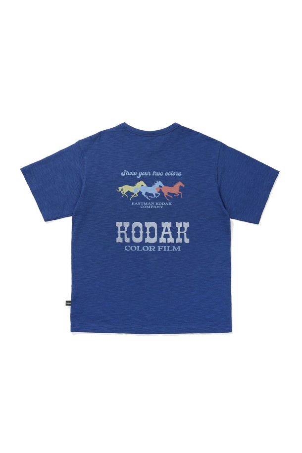 블루 컬러의 그래픽 슬럽 반팔 티셔츠입니다. 부드러운 촉감의 면 소재로 제작되어 편안한 착용감을 선사하며, 봄, 여름 시즌 데일리룩으로 활용하기 좋습니다. 등판에 그래픽 디자인이 포인트로 더해져 캐주얼한 스타일을 연출합니다. 세미 오버핏으로 제작되었으며, 신축성이 좋아 활동성이 뛰어나고 비침이 적당합니다. 산책룩, 여행룩 등 다양한 TPO에 맞춰 미니멀, 스트리트 스타일을 완성해보세요.
