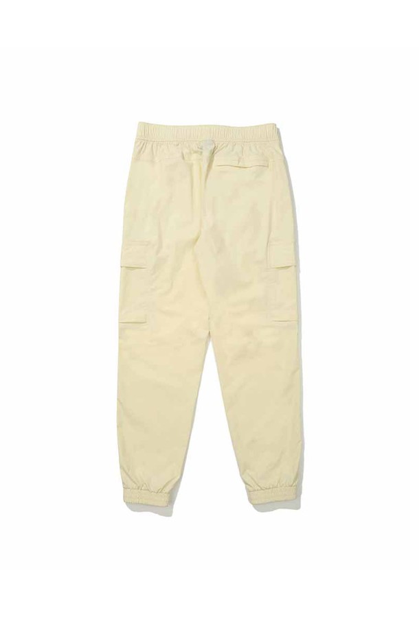 케이 조거 팬츠 우먼 아이보리는 부드러운 촉감과 가볍고 시원한 착용감을 선사하는 여성용 조거 팬츠입니다. 초여름에 적합한 얇은 두께감으로, 캐주얼하고 미니멀한 스타일을 연출하기 좋습니다. 허리 밴딩과 드로우스트링으로 편안한 착용감을 제공하며, 신축성이 뛰어나 활동성을 높여줍니다. 아이보리 색상에 무지 디자인으로 어떤 상의와도 잘 어울리며, 동네 마실룩, 산책룩, 집콕룩 등 편안한 일상에 활용하기 좋습니다. 조거 스타일의 밑단 마감으로 트렌디한 매력을 더했습니다.
