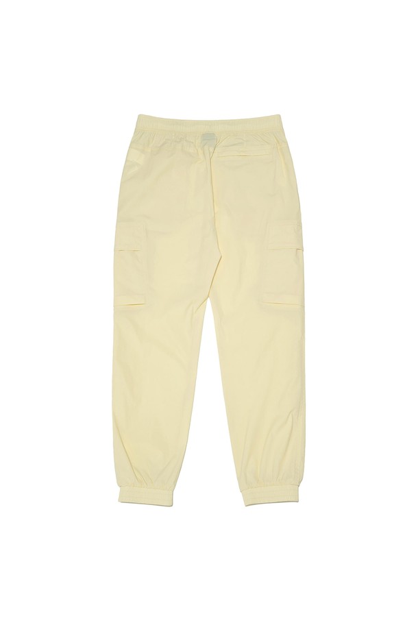 케이 조거 팬츠 IVORY는 편안함과 스타일을 동시에 잡은 조거 팬츠입니다. 부드럽고 가벼운 나일론, 폴리우레탄 혼방 소재로 제작되어 봄, 초여름에 시원하게 착용하기 좋습니다. 허리 내장 밴드와 별도의 스트링, 밑단 밴딩으로 편안한 착용감을 선사하며, 레귤러핏으로 어떤 상의와도 잘 어울립니다. 아이보리, 그레이, 블랙 세 가지 색상으로 출시되어 캐주얼, 미니멀, 시티보이 스타일을 연출하기 좋습니다. 가벼운 소재와 뛰어난 신축성으로 동네 마실룩, 산책룩, 집콕룩 등 다양한 TPO에 활용해보세요.
