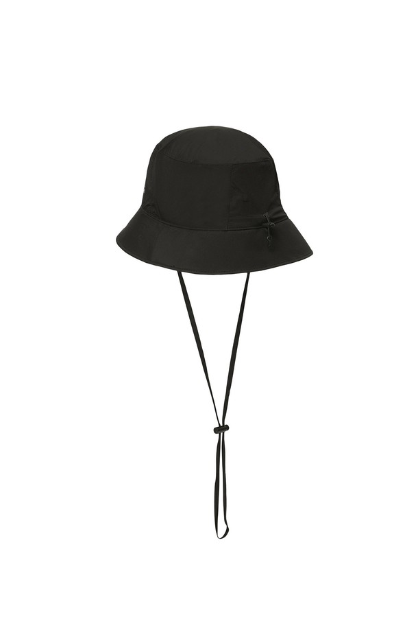 래퍼티(RAFFERTY) 경량 버킷햇 BLACK은 가볍고 편안한 착용감을 제공하는 블랙 컬러의 버킷햇입니다. 나일론 소재로 제작되어 얇고 부드러운 촉감을 자랑하며, 중간 깊이의 모자 핏으로 부담 없이 즐길 수 있습니다. 턱끈 스트링 디테일이 있어 스타일리시하게 연출 가능하며, 캐주얼, 미니멀, 시티보이 스타일을 즐겨 입는 분들께 추천합니다. 봄, 여름 일상생활, 산책, 여행 등 다양한 TPO에 활용하기 좋은 아이템입니다.
