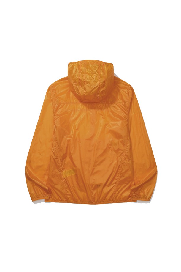 마가타 라이트 초경량 윈드 재킷 ORANGE는 남녀 공용으로, 봄, 여름, 가을 계절에 아웃도어 활동을 즐기는 분들을 위한 윈드브레이커입니다. 오렌지 색상의 무지 디자인으로 스포티한 스타일을 연출하며, 레귤러핏과 지퍼형 여밈 방식으로 편안함을 제공합니다. 초경량 나일론 소재에 생활 방수, 통기성, 패커블 기능까지 갖춰 백패킹, 트레킹, 러닝 등 다양한 아웃도어 활동에 적합합니다. 후드와 지퍼 포켓이 있어 실용적이며, 사이즈 조절 기능으로 활동성을 높였습니다. 러닝룩, 캠핑룩, 등산룩 등 다양한 TPO에 맞춰 스포티, 고프코어, 캐주얼 스타일을 연출해 보세요.
