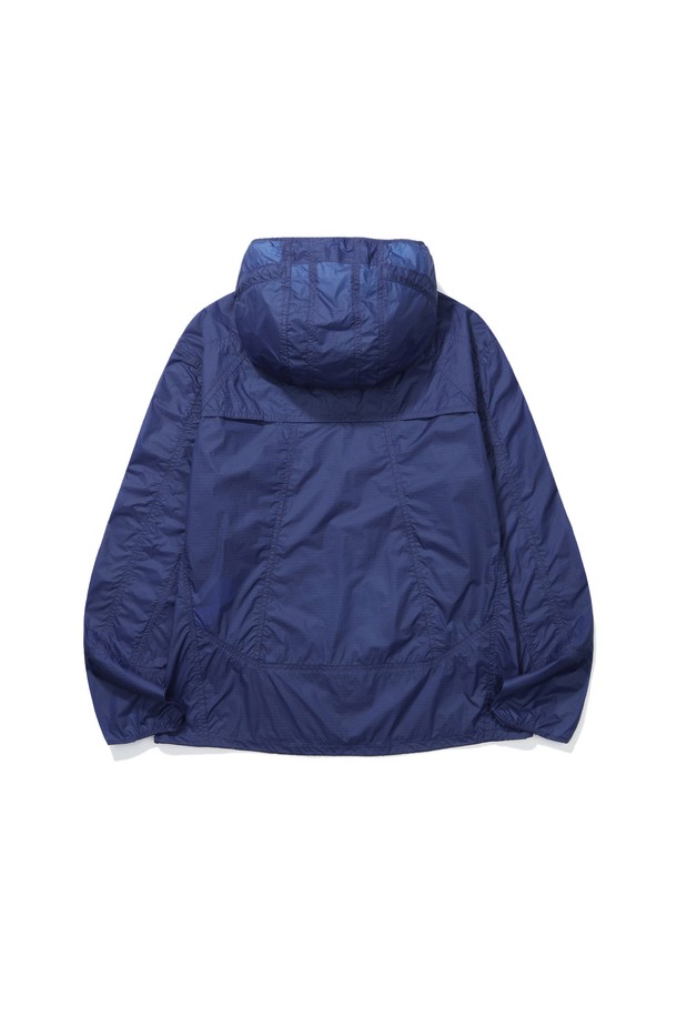 W) 마가타 초경량 윈드 재킷 BLUE는 아웃도어 및 도심에서의 활동에 적합한 여성용 윈드 재킷입니다. 봄, 여름 시즌에 착용하기 좋으며, 스포티한 스타일을 연출합니다. 나일론 소재로 제작되어 얇고 가벼우며, 발수 기능을 갖춰 생활 방수가 가능합니다. 초경량 설계로 휴대성이 뛰어나며, 벤틸레이션 기능으로 통기성을 높였습니다. 후드 챙과 밑단 드로우코드를 통해 사이즈 조절이 용이하며, 자외선 차단 기능으로 야외 활동 시에도 안심하고 착용할 수 있습니다.
