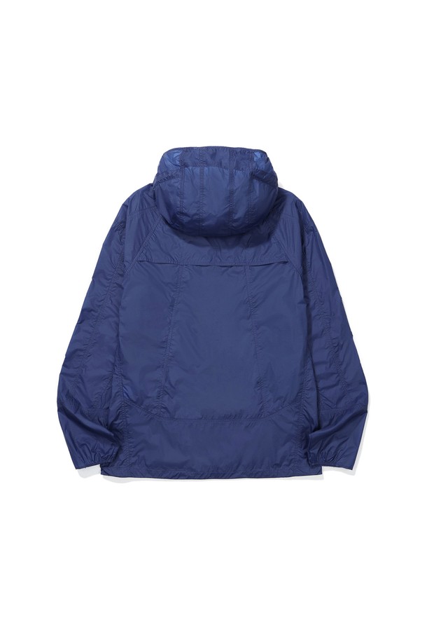 마가타 초경량 윈드 재킷 BLUE는 아웃도어 활동과 일상에서 모두 활용 가능한 남녀 공용 윈드브레이커입니다. 가볍고 얇은 나일론 소재로 제작되어 봄, 여름, 가을 시즌에 적합하며, 생활 방수 기능을 제공합니다. 스포티하고 캐주얼한 스타일을 연출하며, 레귤러핏과 집업 여밈 방식으로 편안하게 착용할 수 있습니다. 벤틸레이션 시스템, 후드 사이즈 조절, 밑단 드로우코드, 패커블 기능 등 다양한 기능으로 아웃도어 활동 시 유용하며, 여행룩, 산책룩, 등산룩, 고프코어 스타일을 완성합니다. 초경량 설계로 휴대성이 뛰어나 언제 어디서든 간편하게 사용할 수 있습니다.
