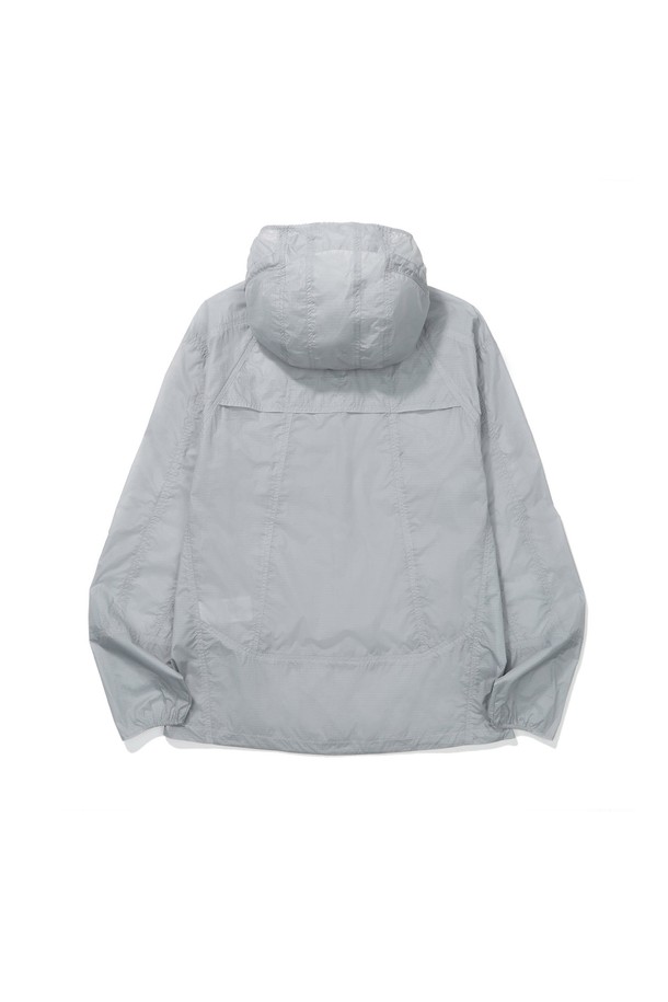 마가타 초경량 윈드 재킷 LIGHT GREY는 아웃도어 활동과 일상에서 모두 활용 가능한 공용 윈드 재킷입니다. 12D 초경량 나일론 소재를 사용하여 가볍고 편안한 착용감을 선사하며, 145g의 초경량 무게로 휴대성을 높였습니다. 마운틴 가이드 타프에서 영감을 얻은 루프 벤틸 구조는 통기성을 극대화하여 쾌적함을 유지해주며, 발수 기능으로 갑작스러운 비에도 끄떡없습니다. 미니멀하고 스포티한 디자인으로 여행, 산책, 피트니스 등 다양한 TPO(Time, Place, Occasion: 시간, 장소, 상황)에 적합하며, 레귤러 핏과 집업 스타일로 편안하게 착용할 수 있습니다.
