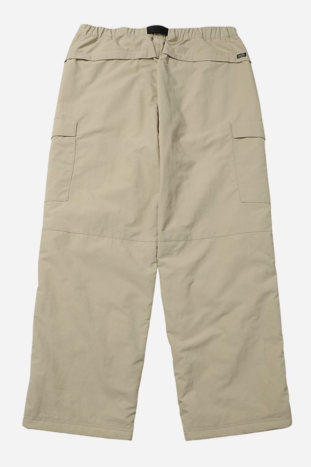 **서플렉스 알파 패딩 팬츠(TAN)**는 스포츠, 아웃도어 활동에 적합한 남녀 공용 패딩 팬츠입니다. 플라텍 알파 충전재와 발수, 보온, 경량 기능을 갖춰 겨울철에도 따뜻하고 쾌적한 착용감을 제공하며, 내구성이 뛰어난 서플렉스 원단을 사용하여 활동성을 높였습니다. 스포티, 캐주얼, 고프코어 스타일을 연출할 수 있으며, 겨울 데일리룩, 캠핑룩, 등산룩 등 다양한 TPO에 활용하기 좋습니다.
