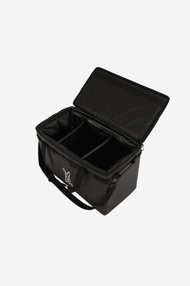 소프트 쿠라조 (46L 쿨러 백) (BLACK)은 캠핑에 최적화된 라지 사이즈의 블랙 컬러 쿨러백입니다. 방수, 보온, 냉감 기능을 갖춘 폴리에스터 및 PVC 소재로 제작되었으며, 경량 설계를 통해 휴대성을 높였습니다. 56시간의 뛰어난 얼음 유지력과 결로 방지 설계로 내용물의 신선함을 오랫동안 유지합니다. 넉넉한 수납을 위한 메쉬 포켓과 내부 파티션, 어깨 벨트 및 사이드 핸들을 포함하여 실용성을 더했습니다. 지퍼형 잠금 방식으로 내용물을 안전하게 보호합니다.
