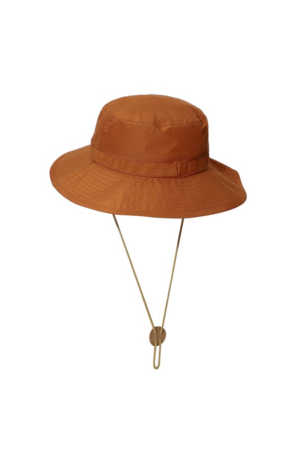 60/40 오리지널 로고 버킷햇 오렌지입니다. 아웃도어 활동과 일상에서 모두 활용하기 좋은 모자로, 봄, 여름 시즌에 착용하기 적합합니다. 여행룩, 휴가룩, 산책룩 등 다양한 TPO에 스타일리시하게 연출할 수 있으며, 캐주얼, 고프코어, 미니멀 스타일을 즐겨 입는 분들께 추천합니다. 햇빛과 비바람을 막아주는 기능성을 갖추었으며, 레더 쿠키 스토퍼와 로고 자수 디테일로 디자인 포인트를 더했습니다.
