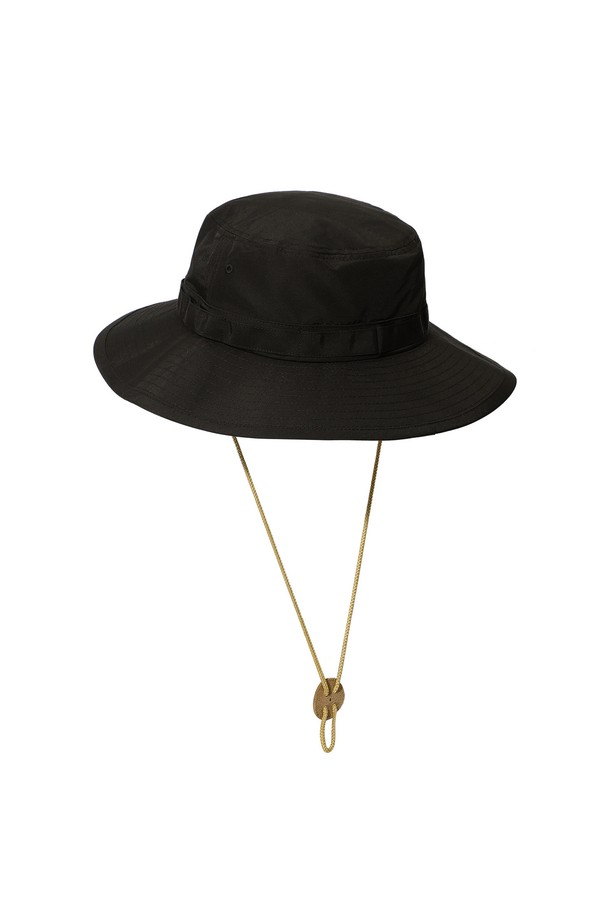 60/40 오리지널 로고 버킷햇 블랙은 데일리 및 아웃도어 활동에 적합한 모자입니다. 면과 나일론 혼방의 60/40 크로스 원단으로 제작되어 빈티지한 터치감을 선사하며, 발수 및 고내구성을 갖춰 실용적입니다. 블랙 컬러에 8cm 챙 넓이, 8.5cm~9cm의 모자 깊이로 제작되었으며, 레더 쿠키 디자인 스토퍼, 턱끈, 자수 디테일이 특징입니다. 메쉬 안감과 콤팩스 소재 땀밴드로 쾌적한 착용감을 제공하며, 사이즈 조절이 가능합니다. 캐주얼, 미니멀, 고프코어 스타일의 여행룩에 매치하기 좋습니다.
