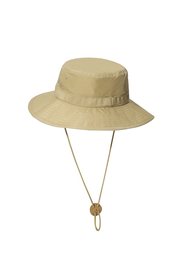 60/40 오리지널 로고 버킷햇 베이지는 일상 및 아웃도어 활동에 적합한 모자입니다. 면 60%와 나일론 40%의 60/40 크로스 원단을 사용하여 빈티지한 텍스처와 뛰어난 통기성을 제공하며, 쿨맥스 소재 땀받이가 쾌적함을 유지해 줍니다. 베이지 컬러에 로고 자수 포인트가 특징이며, M/L 8.5cm, L/XL 9cm의 모자 깊이, 8cm 챙 넓이로 디자인되었습니다. 가죽 쿠키 스토퍼, 턱끈, 메쉬 안감 디테일이 돋보이며, 사이즈 조절, 자외선 차단 기능을 갖추어 산책룩, 여행룩, 등산룩 등 다양한 스타일(캐주얼, 클래식, 미니멀)에 활용하기 좋습니다. 헤리티지 감성을 담아낸 버킷햇입니다.
