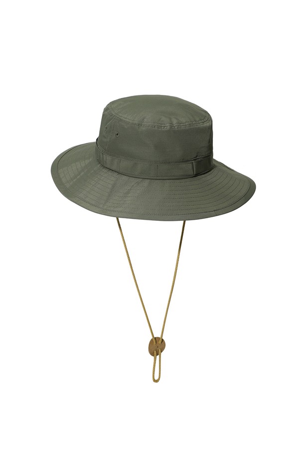60/40 오리지널 로고 버킷햇 세이지 그린은 캐주얼, 고프코어, 미니멀 스타일을 즐기는 분들을 위한 모자입니다. 봄, 여름철 일상 및 아웃도어 활동에 적합하며, 세이지 그린 컬러가 세련된 느낌을 더합니다. 부드러운 촉감의 나일론 소재에 일반 챙 넓이와 얇은 두께로 제작되어 편안한 착용감을 선사합니다. 턱끈과 조절 가능한 스트랩으로 활동성을 높였으며, 여행룩과 산책룩에 잘 어울리는 아이템입니다.
