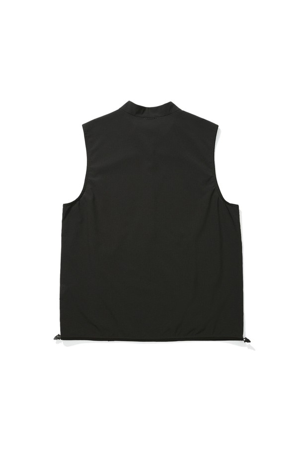 님버스(NIMBUS) 에어닷 반집업 베스트 BLACK은 스포츠 활동과 일상에서 모두 활용 가능한 공용 베스트입니다. 가볍고 통기성이 우수한 에어닷 소재와 반집업 디자인으로, 봄과 여름철에 쾌적하게 착용할 수 있습니다. 스포티한 스타일을 연출하며, 레귤러핏과 하프넥, 민소매 디자인이 특징입니다. 무지 패턴의 블랙 컬러로 어떤 옷에도 쉽게 매치할 수 있으며, 러닝룩, 피트니스룩, 여행룩 등 다양한 TPO에 활용 가능합니다. 얇은 두께감과 부드러운 촉감으로 편안한 착용감을 제공합니다.
