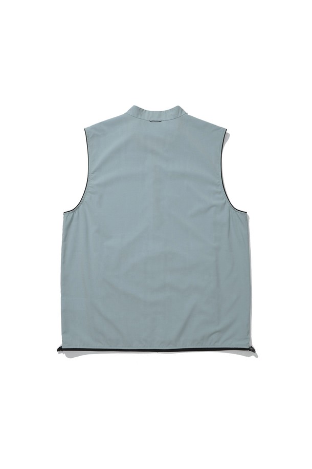 님버스(NIMBUS) 에어닷 반집업 베스트 SBLUE는 가볍고 시원한 착용감을 제공하는 남녀 공용 베스트입니다. 스카이블루 컬러의 무지 디자인으로, 스포츠 활동이나 일상복으로 활용하기 좋습니다. 얇은 두께와 통기성이 뛰어난 폴리에스테르 소재로 제작되어, 봄, 여름 시즌에 쾌적하게 입을 수 있습니다. 에어닷 소재를 사용하여 부드러운 촉감을 선사하며, 레귤러핏과 반집업 네크라인으로 편안한 착용감을 제공합니다. 피트니스룩, 러닝룩, 산책룩 등 다양한 스타일에 활용할 수 있는 스포티하고 미니멀한 디자인의 베스트입니다.
