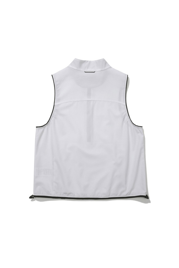 W) 님버스(NIMBUS) 에어닷 반집업 베스트 WHITE는 여름철 스포츠 활동과 일상에서 활용하기 좋은 공용 베스트입니다. 통기성이 우수한 에어닷 메쉬 소재를 사용하여 얇고 가벼우며, 부드러운 촉감을 제공합니다. 레귤러핏으로 편안하게 착용 가능하며, 신축성이 있어 활동성을 높여줍니다. 반집업 네크라인과 전면 지퍼 포켓, 밑단 드로우코드가 디자인 특징이며, 스포티, 캐주얼, 미니멀 스타일을 연출할 수 있습니다. 피트니스룩, 러닝룩, 휴가룩 등 다양한 TPO에 어울립니다.
