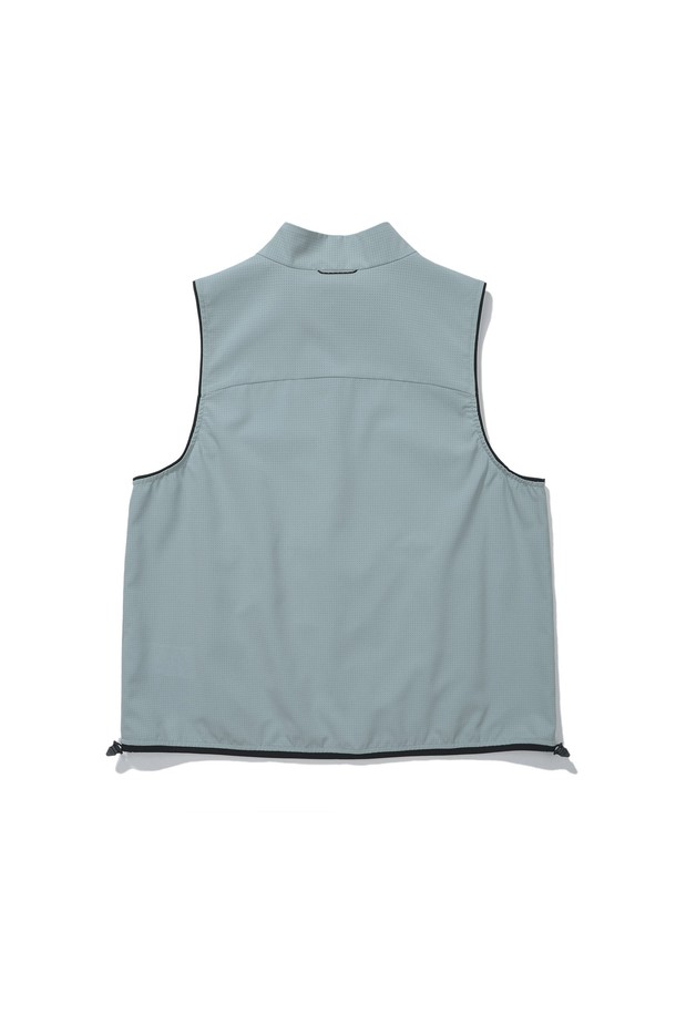 W) 님버스(NIMBUS) 에어닷 반집업 베스트는 스카이블루 컬러의 공용 베스트로, 스포츠 및 일상 용도로 활용하기 좋습니다. 봄, 여름 시즌에 적합하며, 스포티한 스타일을 연출합니다. 얇은 두께감의 레귤러핏으로, 폴리에스테르와 폴리우레탄 혼방 소재를 사용하여 통기성, 신축성, 투습, 경량 기능성을 갖췄습니다. 민소매 디자인에 반집업 네크라인을 적용했고, 전면 지퍼 포켓과 밑단 드로우코드, 메쉬 조직감으로 실용성을 더했습니다. 피트니스룩, 러닝룩, 요가/필라테스룩에 잘 어울리며, 미니멀하고 캐주얼한 스타일을 연출할 수 있습니다.
