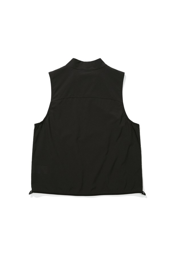 W) 님버스(NIMBUS) 에어닷 반집업 베스트 BLACK은 스포츠 및 일상에서 활용하기 좋은 공용 베스트입니다. 가볍고 통기성이 우수한 에어닷 소재를 사용하여 봄, 여름에도 쾌적하게 착용 가능합니다. 미니멀하고 스포티한 스타일로, 레귤러핏에 반집업 네크라인 디자인이 특징입니다. 무지(無地) 블랙 컬러로 어떤 스타일에도 쉽게 매치할 수 있으며, 산책룩이나 피트니스룩에 적합합니다. 민소매 디자인으로 활동성을 높였으며, 부드러운 촉감이 편안한 착용감을 선사합니다.