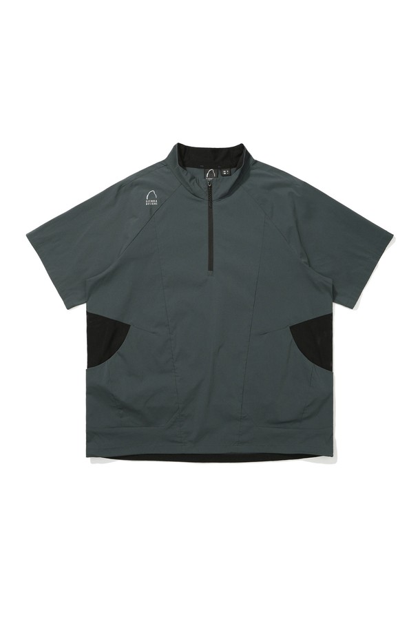 썸머문(SUMMER MOON) 아이스스킨 반집업 아노락 네이비는 시원한 여름을 위한 스포츠 및 일상용 아노락입니다. 부드러운 촉감의 나일론 소재와 얇은 두께로 제작되어 가볍고 편안한 착용감을 제공하며, 냉감 기능으로 시원함을 더합니다. 반집업 스타일과 레귤러핏으로 스포티하면서도 캐주얼한 스타일을 연출하며, 러닝룩, 휴가룩, 여행룩에 적합합니다. 무지 디자인에 네이비 컬러로 미니멀한 스타일을 선호하는 분들께 추천합니다. 반소매 기장으로 활동성을 높였습니다.
