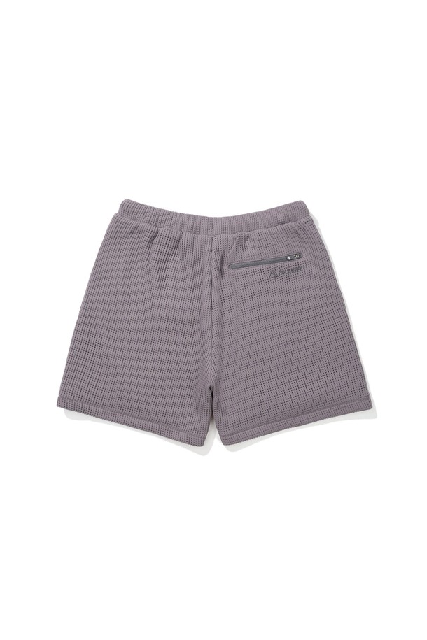 W(더블유) 그라나이트 폴라텍 파워드라이 메쉬 반바지 라벤더 그레이는 스포츠 활동과 일상에서 모두 활용 가능한 반바지입니다. 흡습 및 속건 기능이 뛰어난 폴리에스터, 나일론 혼방 소재로 제작되어 쾌적한 착용감을 제공합니다. 파워드라이 기술과 메쉬 소재를 적용하여 통기성을 높였으며, 레귤러핏으로 편안하게 활동할 수 있습니다. 라벤더 그레이 컬러의 무지 디자인으로 스포티하면서도 미니멀한 스타일을 연출합니다. 여름철 휴가룩, 러닝룩, 피트니스룩에 활용하기 좋은 반바지입니다.
