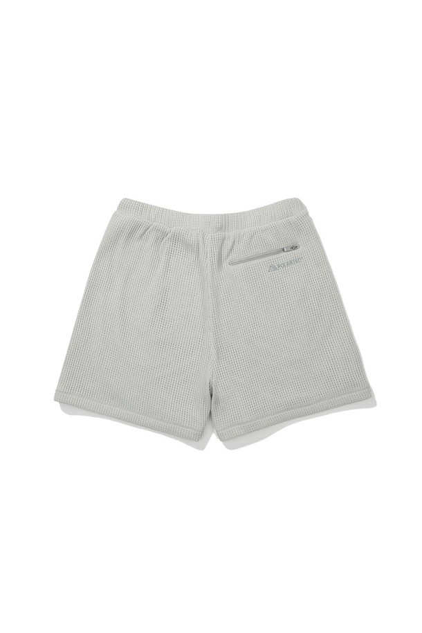 W(더블유) 그라나이트(GRANITE) 폴라텍 파워드라이 메쉬 반바지 '미스티 그레이'는 스포츠, 운동, 일상에서 활용하기 좋은 남녀 공용 반바지입니다. 폴리에스테르 소재의 얇고 부드러운 촉감과 레귤러 핏으로 편안함을 제공하며, 봄, 여름에 적합합니다. 흡습, 속건, 통기성, 경량 기능의 메쉬 안감 구조로 쾌적함을 유지하며, 스포티, 캐주얼, 미니멀 스타일을 연출합니다. 이중 구조 메쉬와 드로우코드가 특징이며, 체온 조절에 특화되어 러닝룩, 피트니스룩에 활용하기 좋습니다.
