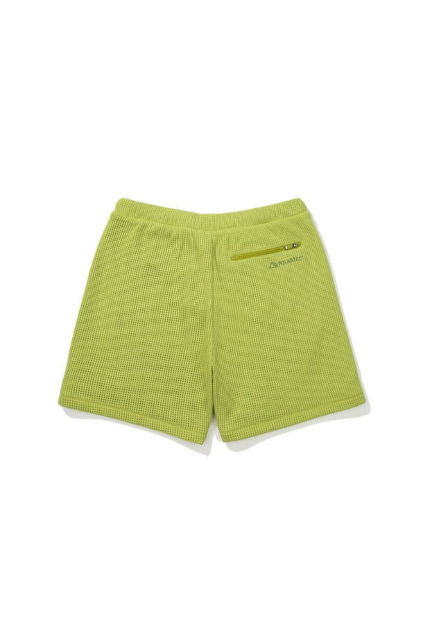 W(더블유) 그라나이트 폴라텍 파워드라이 메쉬 반바지 GREEN입니다. 시원하고 쾌적한 여름을 위한 필수템으로, 스포츠 활동과 일상 어느 곳에서든 편안하게 착용할 수 있습니다. 흡습 및 속건 기능이 뛰어난 폴리에스터 소재로 제작되어 땀을 빠르게 흡수하고 건조시켜 줍니다. 파워드라이 기술과 메쉬 소재를 사용하여 통기성을 극대화하여 쾌적함을 유지하며, 레귤러핏으로 편안한 착용감을 제공합니다. 스포티, 미니멀, 캐주얼 스타일을 연출하기 좋으며, 휴가룩, 여름 바캉스룩, 피트니스룩에 활용하기 좋습니다.
