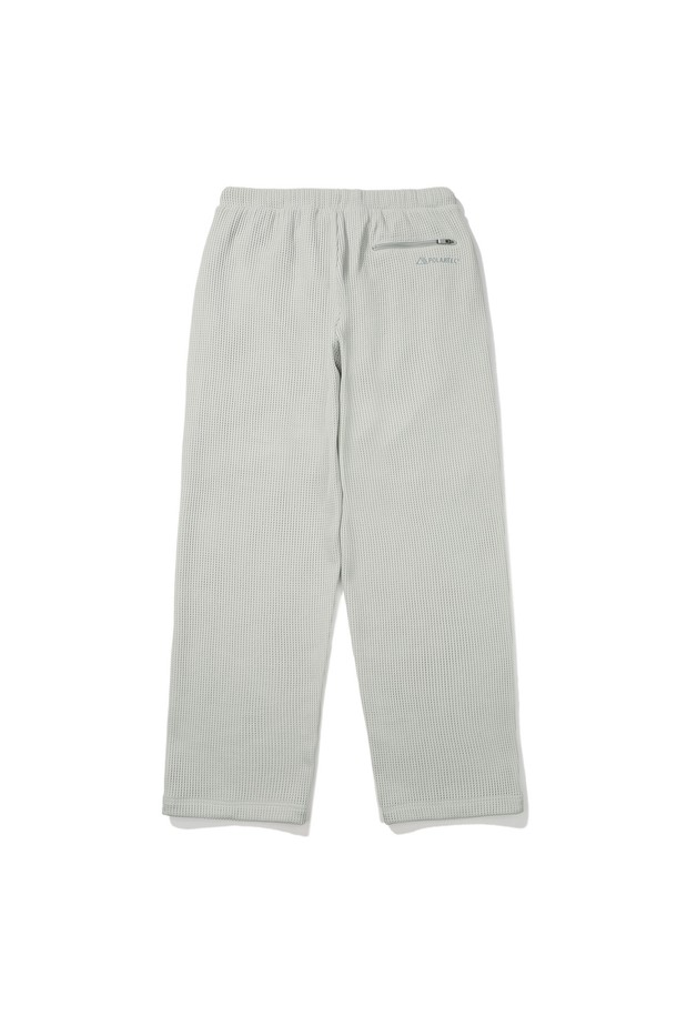 그라나이트(GRANITE) 폴라텍 파워드라이 메쉬 팬츠 미스티 그레이는 운동, 일상에서 활용하기 좋은 트레이닝 팬츠입니다. 폴라텍 파워드라이 메쉬 소재를 사용하여 흡습, 속건, 통기성이 뛰어나 쾌적한 착용감을 제공합니다. 미스티 그레이 컬러의 무지 디자인으로 스포티하고 미니멀한 스타일을 연출하며, 레귤러핏과 밴딩 허리로 편안한 착용감을 선사합니다. 드로우 코드와 이중 구조 메쉬 디테일, 체온 조절 기능이 더해져 활동성을 높였습니다. 피트니스룩, 러닝룩, 등산룩 등 다양한 TPO에 활용하여 스타일리시함을 더해보세요.
