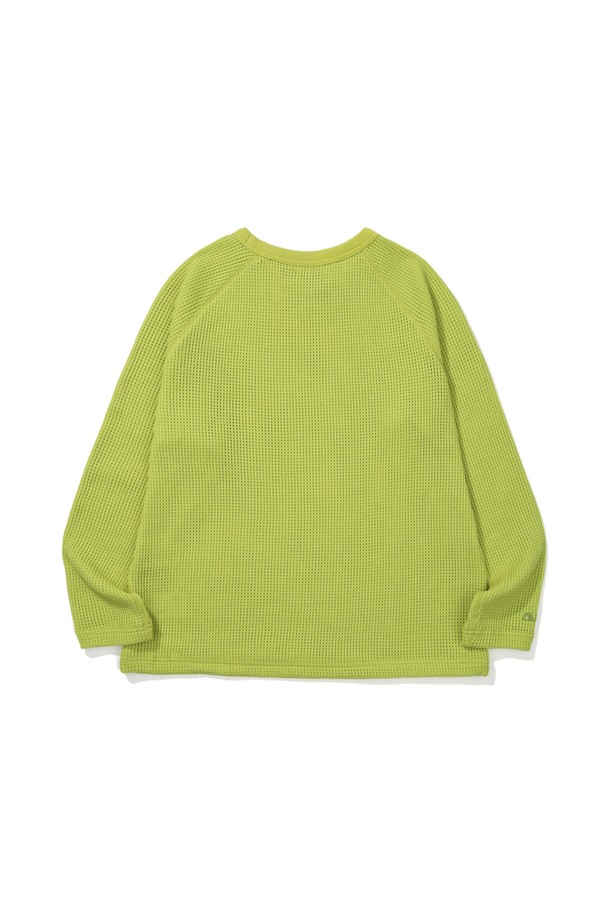 그라나이트(GRANITE) 폴라텍 파워드라이 메쉬 긴팔 티셔츠는 스포츠 및 일상 용도로 제작된 공용 긴팔 티셔츠입니다. 그린 컬러의 무지 디자인으로, 레귤러핏과 하프넥 스타일을 갖췄습니다. 폴리에스터 소재를 사용하여 부드러운 촉감을 선사하며, 얇은 두께감으로 봄, 여름 계절에 적합합니다. 이중 구조 메쉬, 흡습, 속건, 통기, 경량 기능으로 쾌적한 착용감을 제공하며, 체온 조절에 도움을 줍니다. 스포티, 미니멀, 캐주얼 스타일을 연출하며, 러닝룩 또는 피트니스룩에 활용하기 좋습니다.
