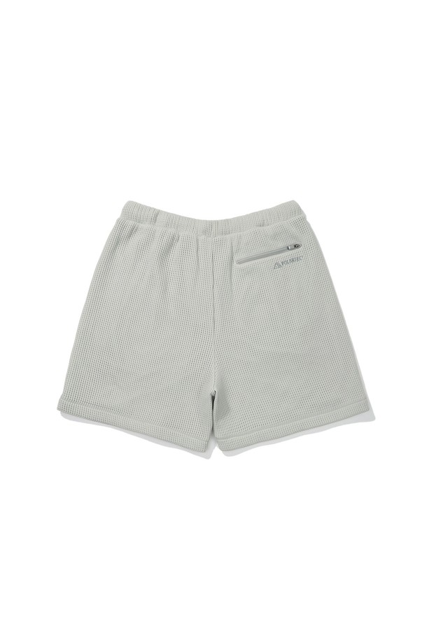 그라나이트(GRANITE) 폴라텍 파워드라이 메쉬 반바지 MISTY GREY는 가볍고 시원한 착용감을 제공하는 여름용 반바지입니다. 얇고 부드러운 폴리에스터 소재에 흡습, 속건, 통기 기능이 뛰어난 메쉬 안감을 적용하여 쾌적함을 유지합니다. 스포티한 무드의 레귤러핏 디자인으로, 운동 시는 물론 일상생활에서도 편안하게 착용 가능합니다. 이중 구조 메쉬, 드로우코드, 지퍼 포켓 등의 디테일이 돋보이며, 미스티 그레이 컬러는 다양한 스타일과 쉽게 매치됩니다. 러닝룩, 피트니스룩, 휴가룩 등, 활동적인 스타일에 최적화된 아이템입니다.
