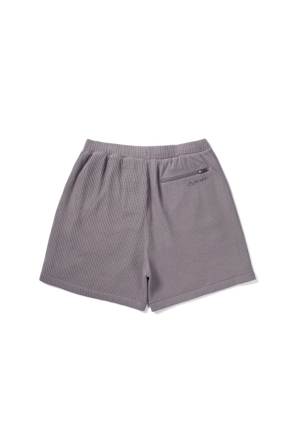 그라나이트(GRANITE) 폴라텍 파워드라이 메쉬 반바지 라벤더 그레이는 가볍고 시원한 여름용 반바지입니다. 흡습, 속건, 통기 기능의 폴리에스테르 소재로 제작되어 운동 시 쾌적함을 유지하며, 이중 구조 메쉬 안감으로 통기성을 높였습니다. 체온 조절에 특화된 디자인과 레귤러 핏으로 편안한 착용감을 제공하며, 드로우 코드가 있어 허리 사이즈 조절이 용이합니다. 스포티, 캐주얼, 미니멀 스타일을 모두 소화할 수 있으며, 러닝, 피트니스, 휴가 등 다양한 TPO에 적합합니다. 라벤더 그레이 컬러의 무지 디자인으로 어떤 상의와도 쉽게 매치할 수 있습니다.
