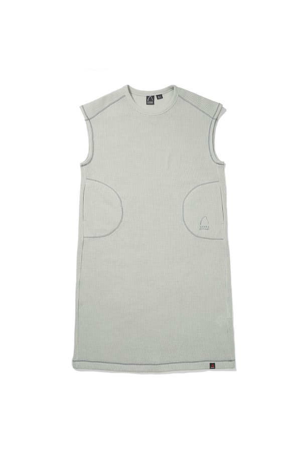 W(더블유) 그라나이트 폴라텍 파워드라이 메쉬 웜업 원피스 미스티 그레이는 스포츠 활동과 일상에서 모두 활용 가능한 여성용 스포츠 원피스입니다. 부드러운 촉감의 폴라텍 파워드라이 메쉬 소재를 사용하여 흡습, 속건, 통기성, 단열 기능을 제공하며 사계절 내내 쾌적하게 착용할 수 있습니다. 하이넥 디자인에 민소매 스타일로, 레귤러핏의 편안한 착용감을 선사하며, 이중 구조 메쉬로 체온 조절 기능까지 갖췄습니다. 피트니스, 러닝, 요가/필라테스 등 다양한 TPO에 적합하며 스포티, 미니멀, 캐주얼 스타일을 연출할 수 있습니다.
