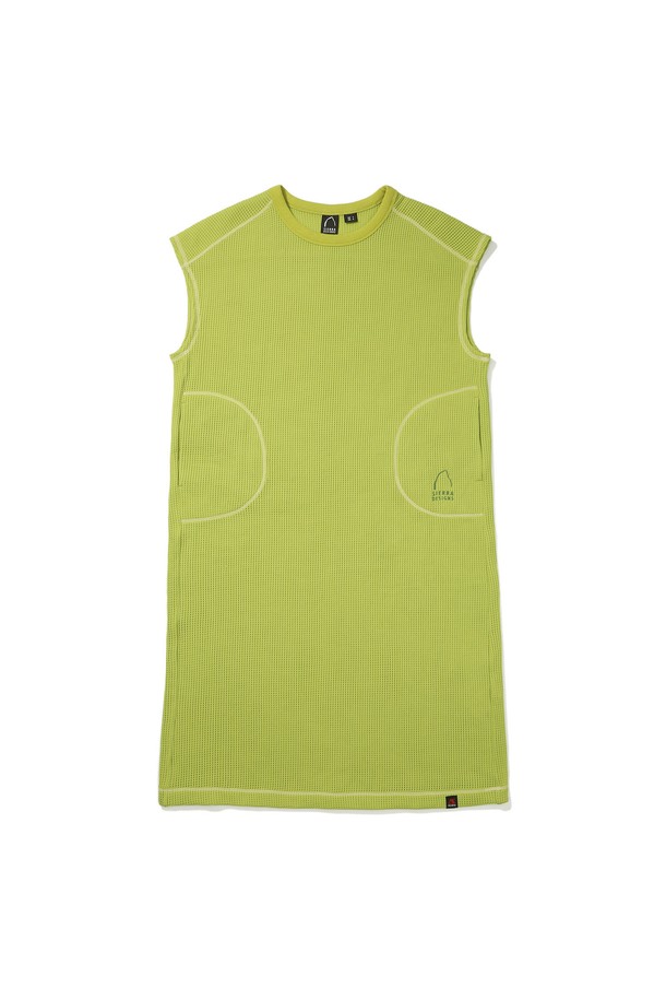 W(더블유) 그라나이트 폴라텍 파워드라이 메쉬 웜업 원피스 GREEN은 여성용 메쉬 원피스입니다. 폴리에스터 소재의 얇은 두께로 제작되어 사계절 내내 활용 가능하며, 일상 및 스포츠 활동에 적합합니다. 스포티한 스타일을 연출하며, 흡습, 속건, 경량 기능을 갖춰 쾌적한 착용감을 제공합니다. 폴라 네크라인과 레귤러핏 디자인으로 자유로운 레이어링이 가능하며, 열과 습기를 효과적으로 배출합니다. 
