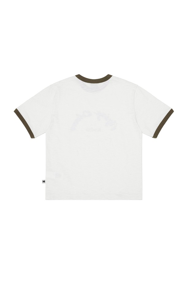 아이보리 컬러의 그래픽 링거 반팔 티셔츠입니다. 넥과 소매에 배색 포인트를 주어 경쾌한 느낌을 더했습니다. 봄, 여름 시즌에 활용하기 좋은 얇은 두께감과 부드러운 슬럽 소재로 제작되어 편안한 착용감을 선사합니다. 캐주얼, 미니멀, 시티보이 스타일을 즐겨 입는 남녀 모두에게 잘 어울립니다. 데이트룩, 카페룩 등 다양한 TPO에 맞춰 스타일링해보세요.
