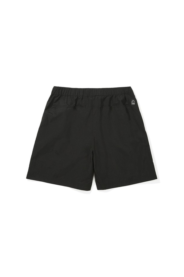 애버딘(ABERDEEN) 4.5부 쇼츠 BLACK는 가볍고 시원한 착용감을 제공하는 여름용 쇼츠입니다. 나일론 소재로 제작되어 생활 방수 기능을 갖췄으며, 가볍고 활동적인 활동에 적합합니다. 허리 버클형 벨트와 전후면 포켓 디테일로 실용성을 더했으며, 4.5부 기장과 레귤러핏으로 편안한 착용감을 선사합니다. 캐주얼, 스포티, 미니멀 스타일을 연출할 수 있으며, 여행, 산책, 휴가 등 다양한 상황에서 활용하기 좋습니다. 빈티지한 컬러감으로 자연스러운 멋을 더했습니다.
